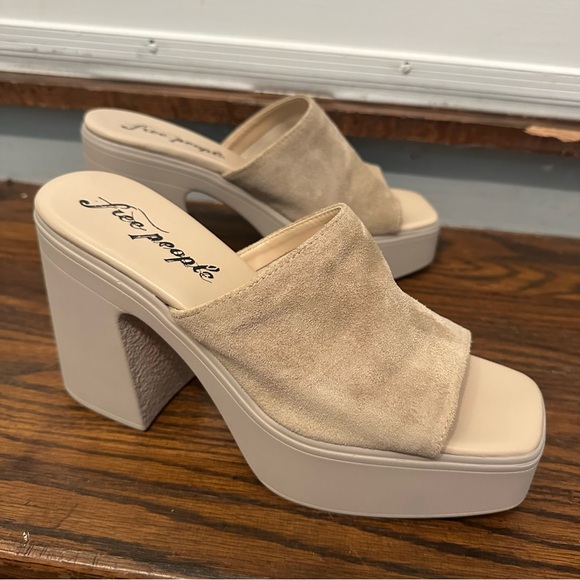 Free People Shoes - Free People Zoe Platform Sandal Clogs in Diamond Suede Size 39/9